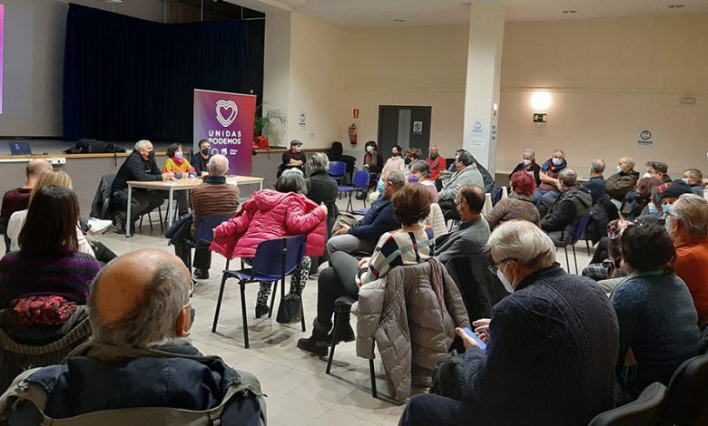 Decenas de personas participan en el encuentro ciudadano organizado por Unidas Podemos
