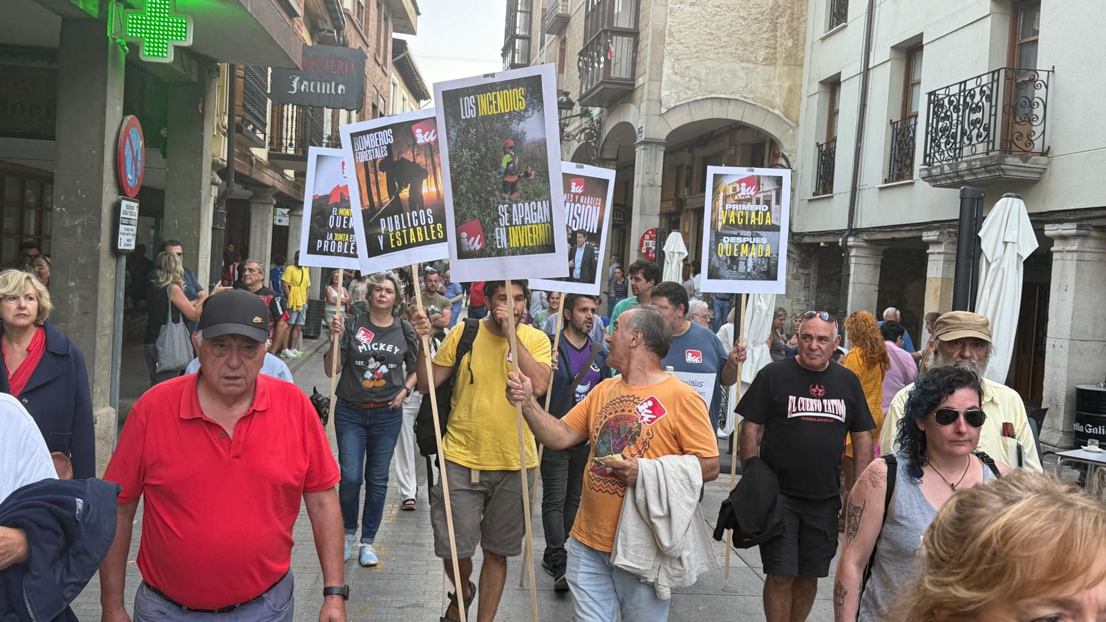 IU asiste a la manifestación por los incendios en Cervera de Pisuerga (Palencia)
