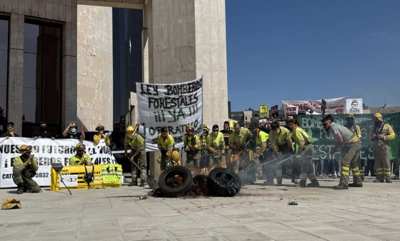 Bomberos y bomberas forestales protestan por sus derechos laborales en León