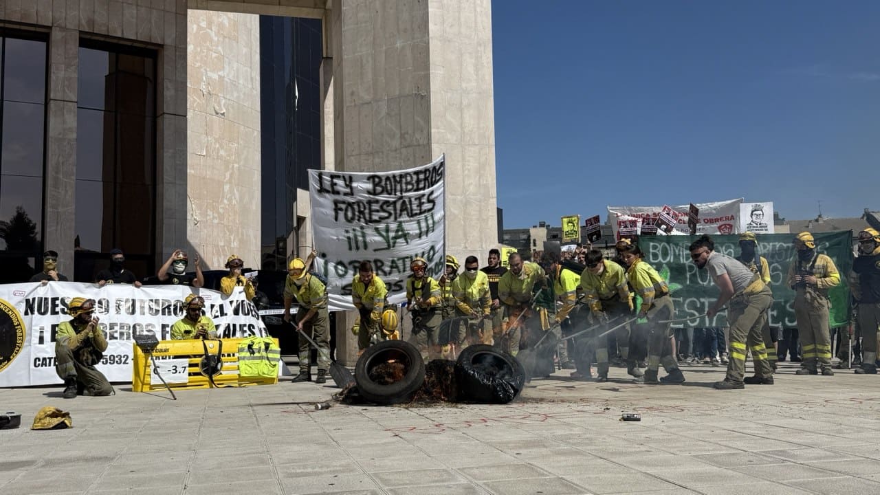 Bomberos y bomberas forestales protestan por sus derechos laborales en León