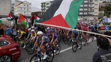 Los ciclista pasan ante las protestas propalestina durante la etapa 16 de la Vuelta Ciclista a España. EFE/ Lavandeira Jr