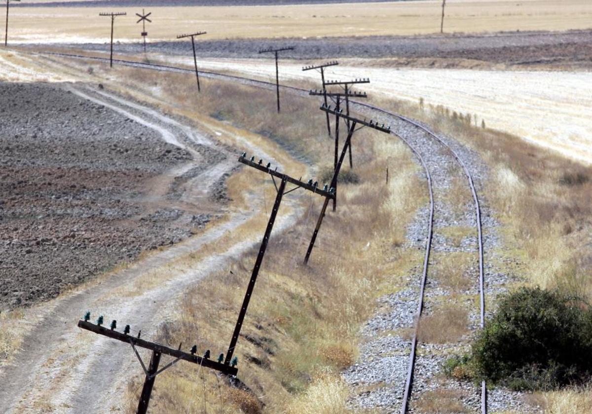 Vías de la línea Ruta de la Plata, cerrada desde 1985. L. Calleja/salamanca Hoy