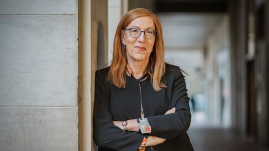 Marina Echeverría posando como candidata de IU-Sumar-Verdes Equo