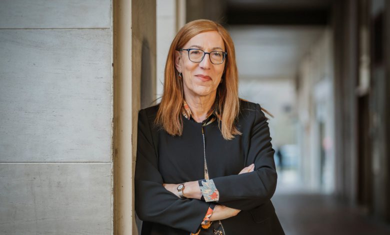 Marina Echeverría posando como candidata de IU-Sumar-Verdes Equo