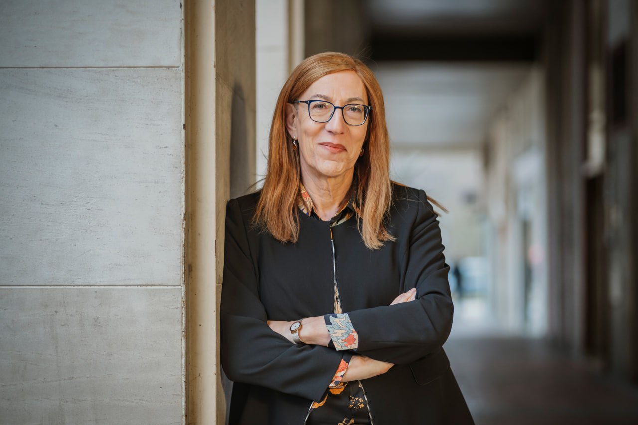 Marina Echeverría posando como candidata de IU-Sumar-Verdes Equo